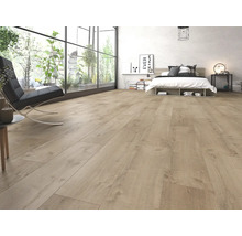 Heller Laminatboden in einem modern eingerichteten Schlafzimmer.