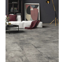 Wohnzimmer mit modernem Designboden in Steinoptik, Sofa, Bücherregal, Tisch und Lampe