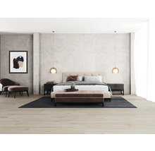 Schlafzimmer mit Bett, Nachttischen, Teppich und Dekorationen