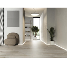 Heller Flur mit Sesseln, Wandpaneelen und Pflanzen