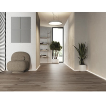 Helle Inneneinrichtung mit Akustikpaneelen, Sessel und Topfpflanzen auf Holzboden.