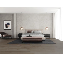 Schlafzimmer mit Doppelbett, Nachttischen, Sitzgelegenheit und Pendelleuchten