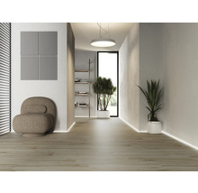 Heller Flur mit Sitzgelegenheit, Akustikpaneelen an der Wand und Zimmerpflanzen