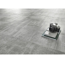 Graue Fliesen mit Kamera und Notizbuch