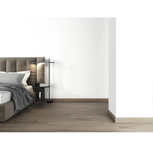 Schlafzimmer mit Bett, Nachttisch und Stehlampe