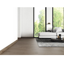 Heller Wohnraum mit Holzboden, Sofa, Teppich und Fenstern