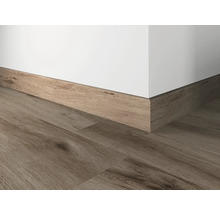 Holzfußleiste an einer Wand montiert