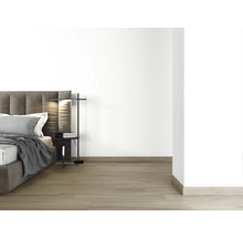 Schlafzimmer mit Bett, Nachttisch und Stehlampe