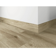 Holzfußboden mit passender Fußleiste an einer Wand