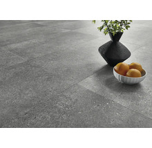 Graue Bodenfliesen im Innenbereich mit Blumenvase und Obstschale