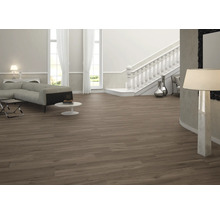 Großzügiger Wohnraum mit Holzbodenfliesen, Treppe und Wohnbereich