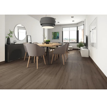 Heller Speisesaal mit Holzboden, Esstisch und Stühlen