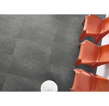 Boden mit Bodenfliesen und Stühlen