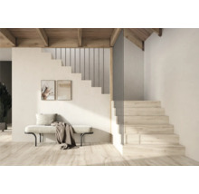 Heller Raum mit Treppe, Sitzbank, Dekoration und Holzbalkendecke