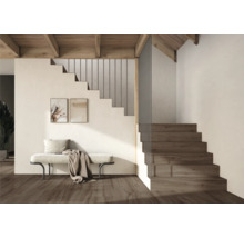 Innenraum mit Holztreppe, Sitzbank und Dekoration