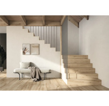 Heller Raum mit Holztreppe, Sitzbank und Wandbildern