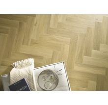 Herringbone-Muster Bodenbelag mit Sitzhocker, Buch und Dekoration