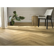 Heller Raum mit Fischgrätenparkett, Stuhl und Pflanze