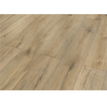 Verlegtes Laminat in Holzoptik als Bodenbelag.