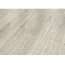 Heller Laminatboden mit Holzoptik