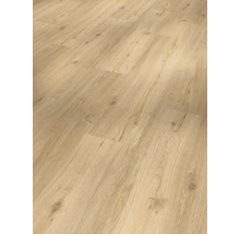 Verlegter Laminatboden in Holzoptik.