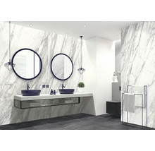 Modernes Badezimmer mit Doppelwaschtisch, runden Spiegeln, Marmorwand und Handtuchhalter