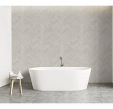 Badezimmer mit freistehender Badewanne, Hocker und Wandfliesen im Fischgrätmuster