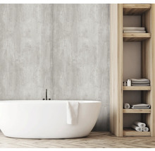 Helles Badezimmer mit freistehender Badewanne, Holzboden und Regal