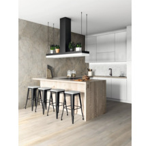 Helle Küche mit Kochinsel, Dunstabzugshaube und Barhockern