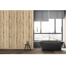 Modernes Badezimmer mit Holzvertäfelung und freistehender Badewanne