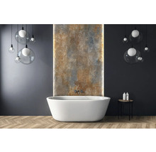 Modernes Badezimmer mit freistehender Badewanne, Strukturwand und Pendelleuchten