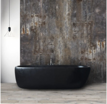 Modernes Badezimmer mit freistehender Badewanne, Armatur, Wandgestaltung in Betonoptik und Pendelleuchte