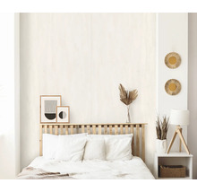 Schlafzimmer mit Bett, Nachttisch und Wanddekoration in heller, freundlicher Atmosphäre