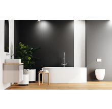 Helles Badezimmer mit Waschtisch, Badewanne und Toilette