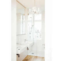 Helles Badezimmer mit Doppelwaschbecken, Dusche und Kristalllüster