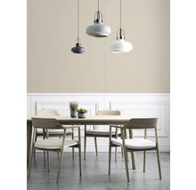 Esszimmer mit Holztisch, Stühlen und Pendelleuchten