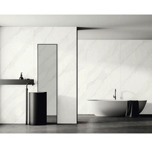 Modernes Badezimmer mit Badewanne, Waschtisch, Spiegel und Wandfliesen in Marmoroptik.