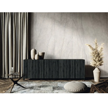 Wohnzimmer mit Sideboard, Dekoration und Vorhängen für ein stilvolles Ambiente