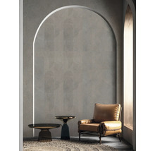 Modernes Wohnzimmer mit gemusterter Wand, Sessel und Beistelltischen