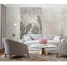 Wohnzimmer mit Sofa, Sesseln und floralem Wandbild für eine helle und freundliche Atmosphäre.