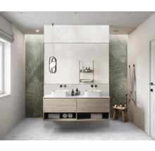 Badezimmer mit Doppelwaschtisch, Spiegel, Hocker und Handtüchern