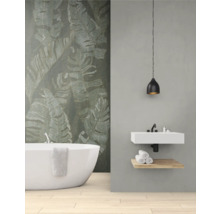 Modernes Badezimmer mit freistehender Badewanne, Waschbecken, Regal und Blattmuster-Tapete