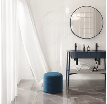 Badezimmer mit Doppelwaschtisch, rundem Spiegel und Hocker