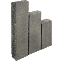 Drei graue Pflastersteine aus Beton in unterschiedlichen Höhen