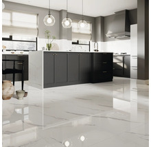 Heller Raum mit Küche, Kücheninsel und Bodenfliesen in Marmoroptik