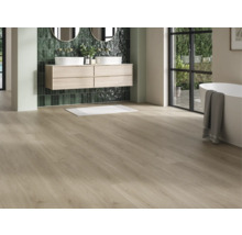 Helles Badezimmer mit Doppelwaschtisch, Spiegeln, Badewanne und Holzboden