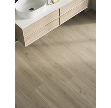 Badezimmer mit hellem Holzfußboden und Waschtisch