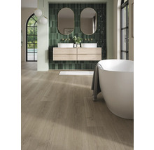 Helles Badezimmer mit Waschtisch, Spiegeln, Badewanne und Holzboden