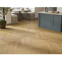 Innenraum mit Fischgrätenmuster Bodenbelag, Küchentisch und Sitzbank