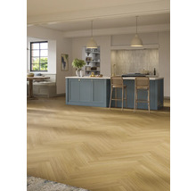 Heller Raum mit Fischgrätparkettboden, Kücheninsel und Sitzgelegenheiten